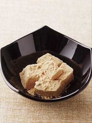 盛り付けられた和風の料理