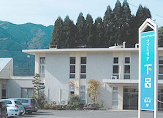 緑の看板と駐車場の外観