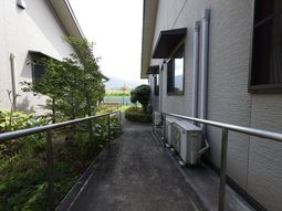 緑豊かな通路と建物