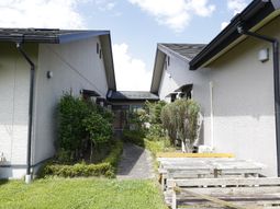 緑あふれる建物入口