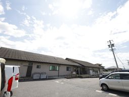 広い駐車場のある建物外観