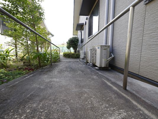 庭の眺める廊下のアングル