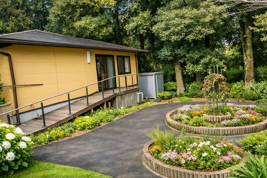 花に囲まれた建物外観