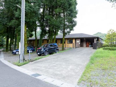 緑に囲まれた建物