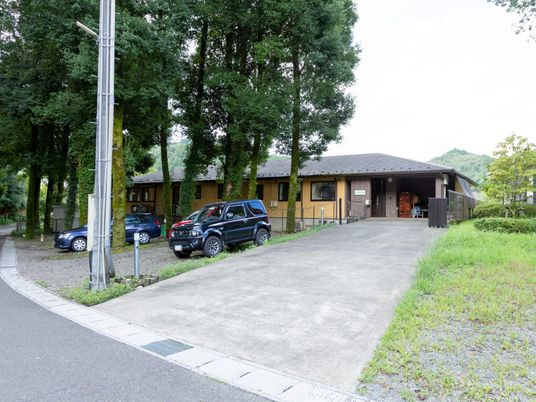 緑に囲まれた建物