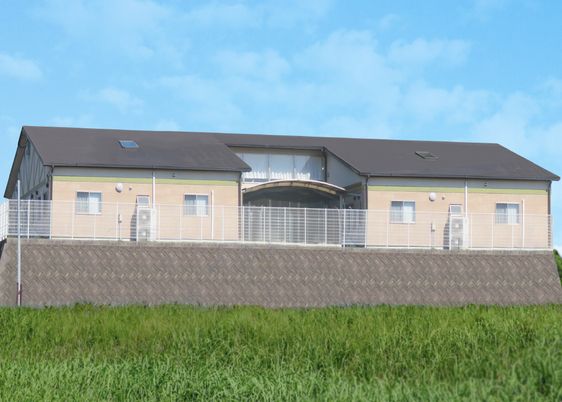 緑に囲まれた建物外観