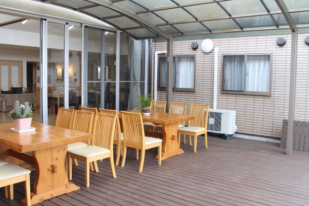 落ち着いた雰囲気のテラス