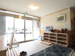 入口付近の明るい空間