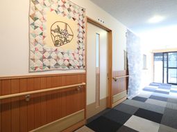 廊下に掛けられたキルト