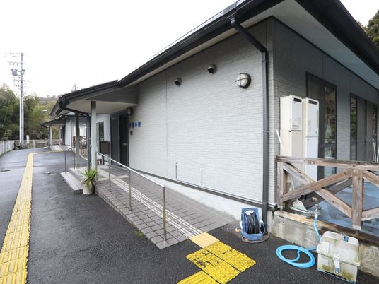 清潔な施設のエントランス