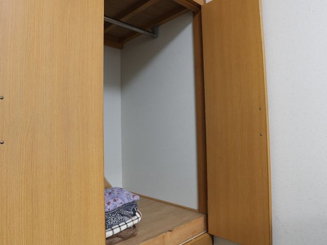 整理ダンスの木製ディテール 収納 広々とした引き出し付きの木製クローゼットが備えられており、収納もたっぷり確保されております。