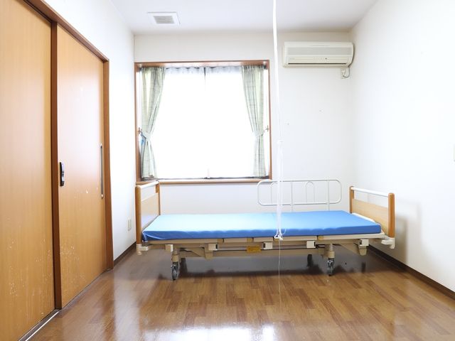 居室の様子 居室 清潔感のある居室です。大きな窓からの光が心地よい空間を作り出しています。