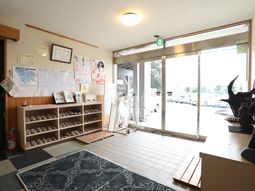 明るいエントランスの風景