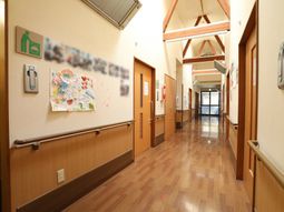 木目調の温もりある廊下