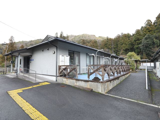 建物と周囲の様子 外観 自然豊かな環境に囲まれた建物の外観です。バリアフリー設計のエントランスが、すべての方の利便性を高めています。