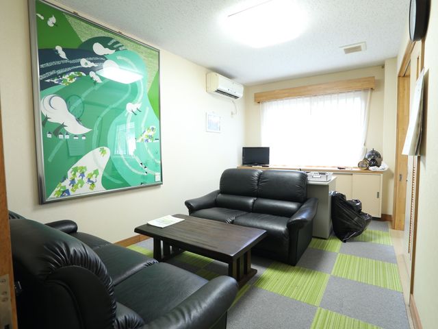快適な居室の一角 談話室 ゆったりとしたソファが置かれ、明るく落ち着いた雰囲気のある待合スペースです。日々のくつろぎの時間や訪問者との会話をお楽しみいただけます。