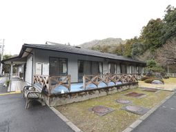 白壁の建物と緑の庭