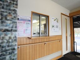 受付カウンターと掲示物
