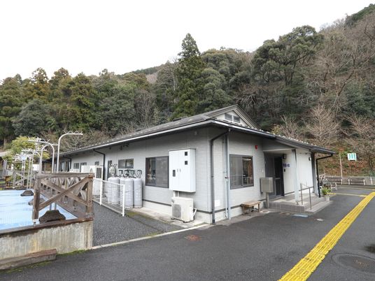 山に囲まれた建物外観