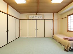 明るい和室の居室
