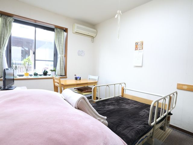 明るい居室の一角 居室 日当たりの良い快適な居室です。個人の趣味や必要に合わせて、家具の配置や装飾が可能です。