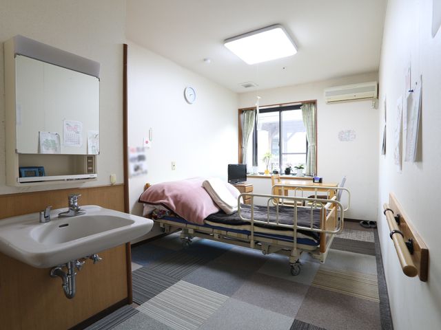 居心地の良い居室 居室 使い勝手を考えた居室です。手すりや洗面台があり、日常生活が快適に過ごせる工夫がされています。
