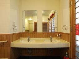 クリーンな洗面台と鏡