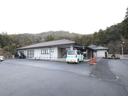 白と茶の外観エントランス