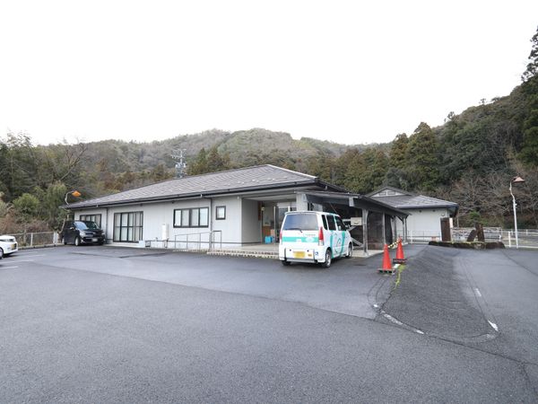 白と茶の外観エントランス