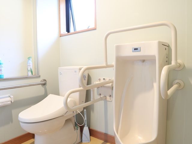 バリアフリー仕様のトイレ トイレ 手すりが設置された清潔なトイレスペースです。利用者の自立を支援しやすい設計になっております。