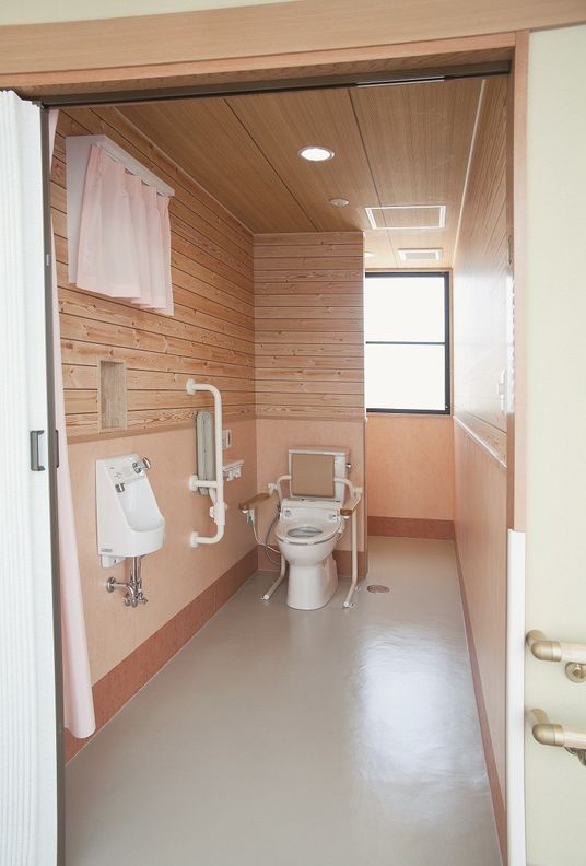 窓のあるトイレ空間  