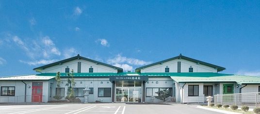 明るい建物の外観