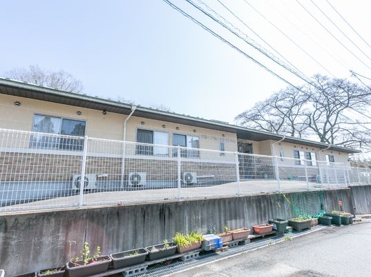 静かな外観の建物