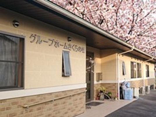 桜の木と外観