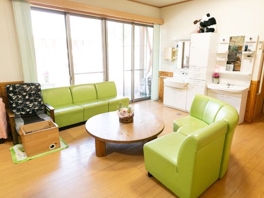 明るい共有ラウンジ