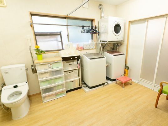 洗濯機とトイレのある空間