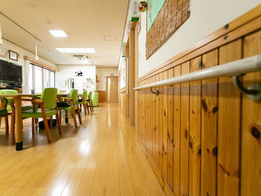 食堂と廊下の明るい空間