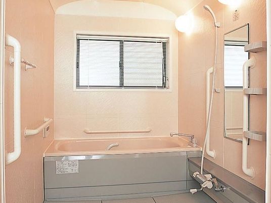 施設の写真 手すり付きの家庭的サイズの浴室の様子。手すりが付いている様子が分かる