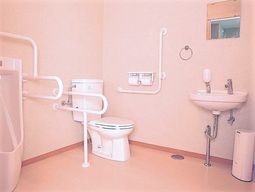 バリアフリーのトイレ設備