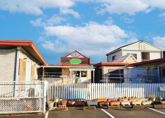 明るい外観の建物