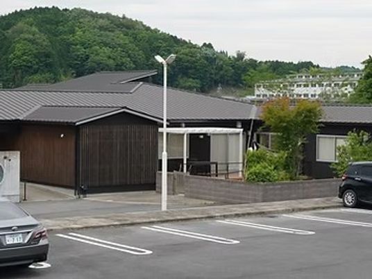 外観の建物と駐車場  