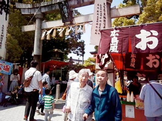 お祭りの賑わいと参加者