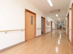 清潔感ある広々廊下