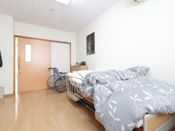 シンプルな居室の様子