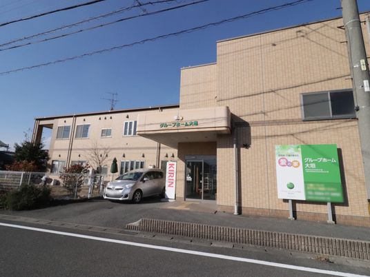 明るい外観の施設エントランス