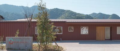 山に囲まれた外観