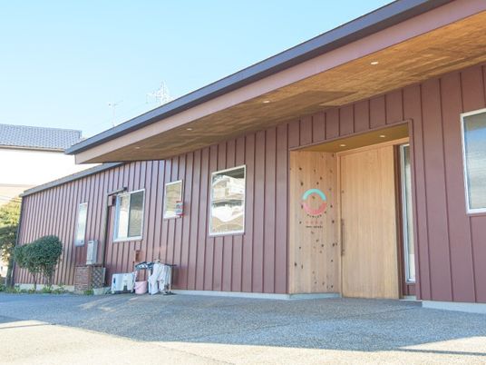 木目調の建物外観  