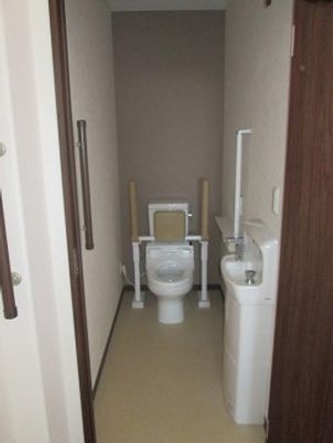 バリアフリー設計のトイレ
