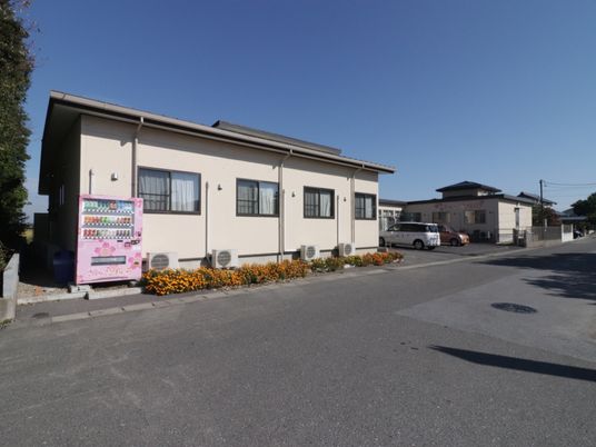 明るい外観の建物
