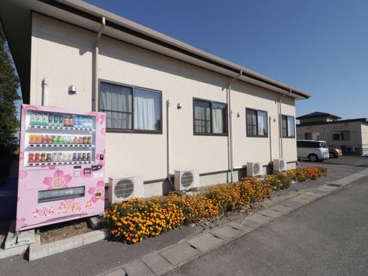 外観と花壇のビュー